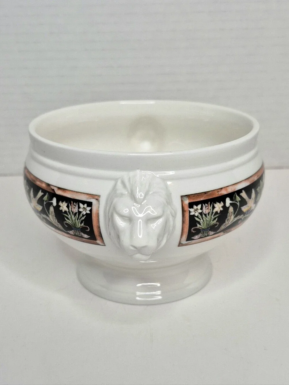 Villeroy and Boch Intarsia Chateau Collection Lion Head Soup Cream Bowl